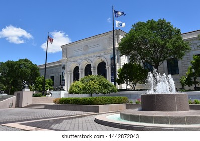 DETROIT, MI / USA - JUNE 30, 2019:  Visitors  Enter The Detroit Institute Of Arts