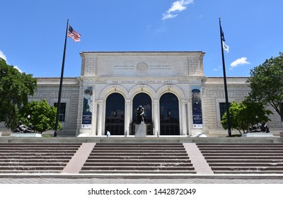 DETROIT, MI / USA - JUNE 30, 2019:  Visitor Walks By Entrance To The Detroit Institute Of Arts