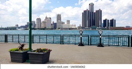 Detroit River Side Walk , Windsor Ontario