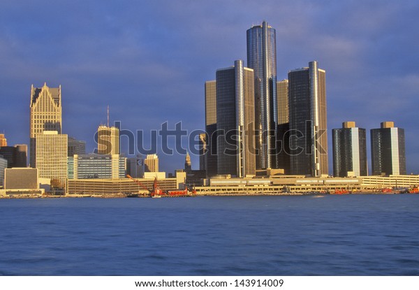 Detroit skyline\
at sunrise from Windsor,\
Canada