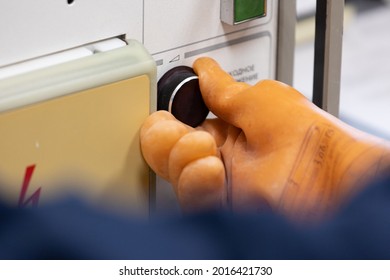 A Device For High Voltage Testing. Voltage Regulation In Dielectric Gloves. Conducting Tests In The Laboratory.