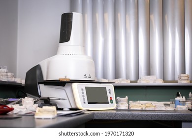 Device For Making Dentures In A Dental Clinic