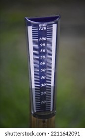 Device To Measure The Amount Of Rainfall On The Ground