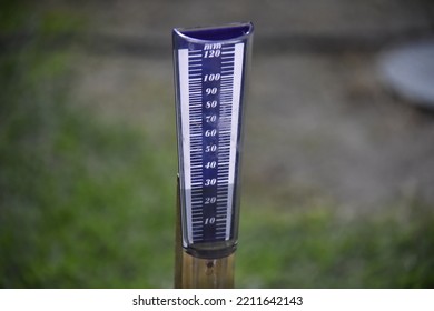 Device To Measure The Amount Of Rainfall On The Ground