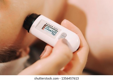 A Device For Measuring Skin Moisture Saturation. Measurement Of Skin Moisture In Cosmetology. Biorevitalization.