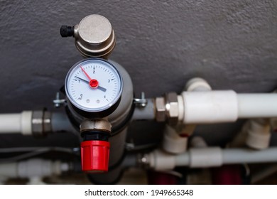 A device for measuring the temperature of water in the heating system. Pipe pressure relief valve.
