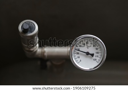 A device for measuring the temperature of water in the heating system. Pipe pressure relief valve.