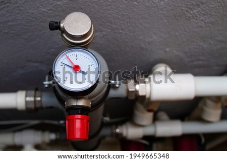 A device for measuring the temperature of water in the heating system. Pipe pressure relief valve.