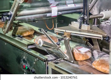 The device for packing cooked bread at the factory in process