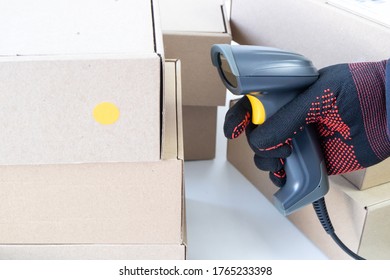 A device for reading a barcode in a worker hand. warehouse worker workflow