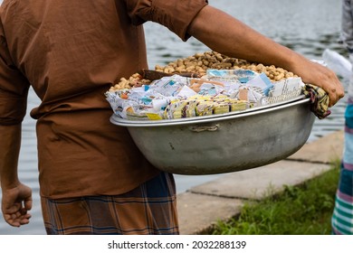 Dhaka, Bangladesh - 20 August 2021: A Poor Vendor Selling Peanuts On A Bowl In Suhrawardy Udyan