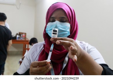 Dhaka, Bangladesh - August 07, 2021: Crowds Of People Come To Mugda Nagar Maternity Hospital In Dhaka For Vaccination On The First Day Of Coronavirus Vaccination At Ward And Union Level In Bangladesh.