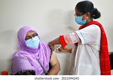 Dhaka, Bangladesh - August 07, 2021: Crowds Of People Come To Mugda Nagar Maternity Hospital In Dhaka For Vaccination On The First Day Of Coronavirus Vaccination At Ward And Union Level In Bangladesh.