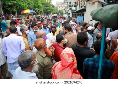 Dhaka, Bangladesh - August 07, 2021: Crowds Of People Come To Mugda Nagar Maternity Hospital In Dhaka For Vaccination On The First Day Of Coronavirus Vaccination At Ward And Union Level In Bangladesh.