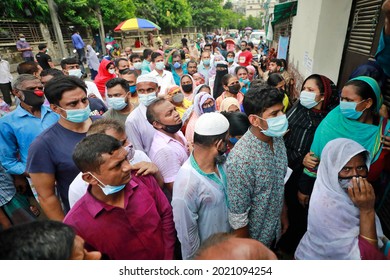 Dhaka, Bangladesh - August 07, 2021: Crowds Of People Come To Mugda Nagar Maternity Hospital In Dhaka For Vaccination On The First Day Of Coronavirus Vaccination At Ward And Union Level In Bangladesh.