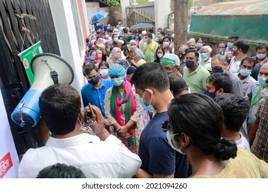 Dhaka, Bangladesh - August 07, 2021: Crowds Of People Come To Mugda Nagar Maternity Hospital In Dhaka For Vaccination On The First Day Of Coronavirus Vaccination At Ward And Union Level In Bangladesh.