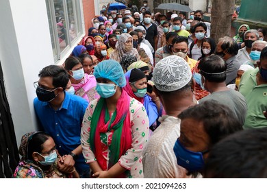 Dhaka, Bangladesh - August 07, 2021: Crowds Of People Come To Mugda Nagar Maternity Hospital In Dhaka For Vaccination On The First Day Of Coronavirus Vaccination At Ward And Union Level In Bangladesh.