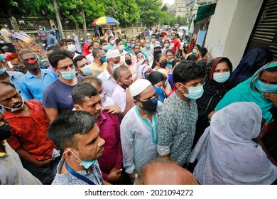 Dhaka, Bangladesh - August 07, 2021: Crowds Of People Come To Mugda Nagar Maternity Hospital In Dhaka For Vaccination On The First Day Of Coronavirus Vaccination At Ward And Union Level In Bangladesh.