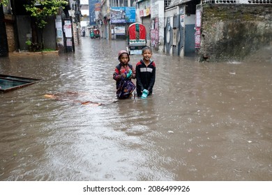 Dhaka, Bangladesh - December 06, 2021: Due To The Cyclone Jawad, The Water In The Eastern Tejkuni Area Of Dhaka Freezes Due To Moderate Rains.