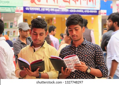 Dhaka, Bangladesh - February 26, 2019: People  Visited Ekushey Book Fair And They Was Reding. Ekushey Boi Mela Stock Photo