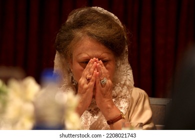 Dhaka, Bangladesh - July 05, 2014: BNP Chairperson Begum Khaleda Zia Prays Before Iftar In Holy Ramadan In Dhaka, Bangladesh.