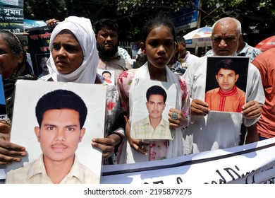 Dhaka, Bangladesh-August 30, 2022: International Day Of The Victims Of Enforced Disappearances, The Organization Of The Relatives Of The Missing People, 'Mayer Dak', Formed A Human Chain At Shahbagh. 