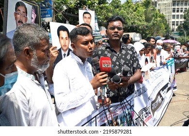 Dhaka, Bangladesh-August 30, 2022: International Day Of The Victims Of Enforced Disappearances, The Organization Of The Relatives Of The Missing People, 'Mayer Dak', Formed A Human Chain At Shahbagh. 