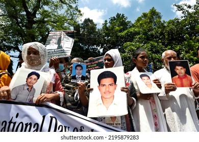 Dhaka, Bangladesh-August 30, 2022: International Day Of The Victims Of Enforced Disappearances, The Organization Of The Relatives Of The Missing People, 'Mayer Dak', Formed A Human Chain At Shahbagh. 