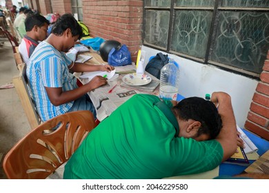 Dhaka, Bangladesh-September 23, 2021: The Educational Activities Of Dhaka University Have Been Closed For A Long Time. So The Students Are Preparing For The BCS Exam In Outside Of The Science Library.