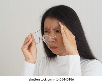 diabetic retinopathy in asian women symptoms of blurred vision and eye floaters or transparent and colorless spots.
