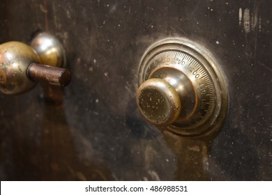 Dial lock of an old vault door