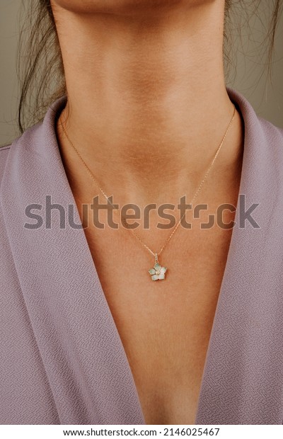 Diamond jewellery.\
Diamond necklace on\
woman
