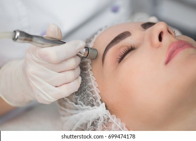 Diamantmikrodermabrasion, kosmetisches Peeling. Frau während einer Behandlung mit Mikrodermabrasionen im Schönheitssalon