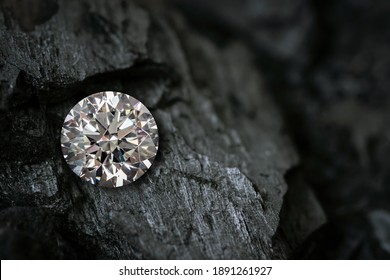 黒い石炭の背景にダイヤモンド