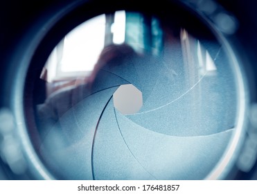 Das Diaphragma einer Kamera-Objektivöffnung. Selektiver Fokus mit geringer Feldtiefe. Farbiges Bild.
