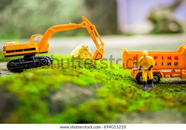 Diecast Construction Toys,\
Truck Toys and Construction Worker, and Excavator Toys Lifting\
Stone