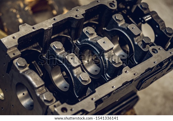Diesel engine under repair in a\
professional service. Verification by a qualified\
mechanic