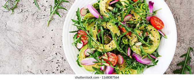 Speisekarte. Gesunder Salat von frischem Gemüse - Tomaten, Avocado, Arugula, Radieschen und Samen auf einer Schüssel. Veganisches Essen. Flat lay. Banner. Draufsicht