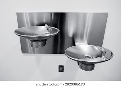 Difference level of push button brass bubbler wall mounted indoor drinking fountain.