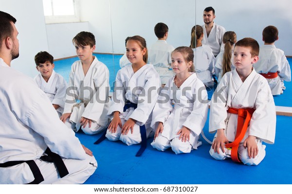 Photo De Stock Enfants D'âges Différents Exprimant Leur Intérêt ...