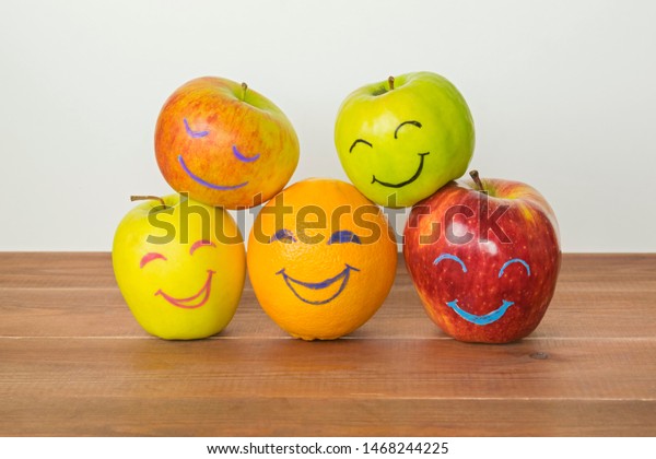 異なるリンゴやオレンジに おかしな顔 寛容さ 独創性 友情のコンセプトがある の写真素材 今すぐ編集