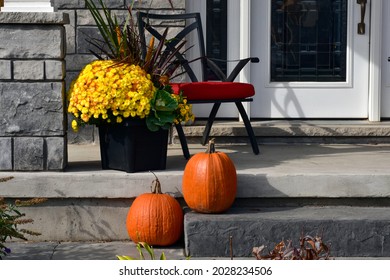 Different coloured pumpkins and mums create luxury thanksgiving landscaping decor.