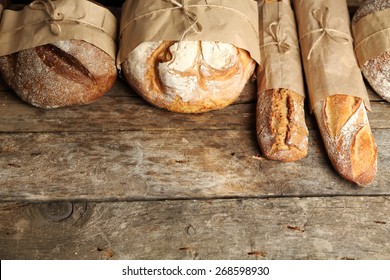 Verschiedenes frisches Brot auf altem Holztisch