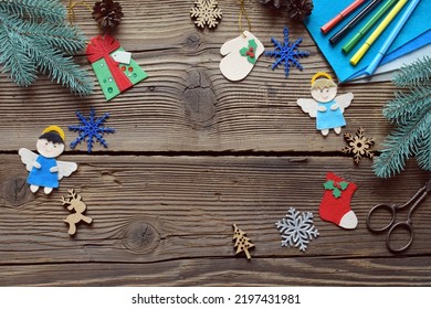 Different Handmade Christmas Toys From Felt With Your Own Hands On Wooden Background. New Years Childrens DIY Concept. Xmas Tree Decoration, Gift Or Greeting Card.