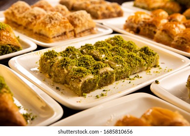 Verschiedene Arten türkischer Dessert Baklava auf dem Tisch. 