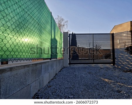 different models and solutions of sliding gates to control your entrance. Our sliding gates are presented on rail or cantilever, manual, motorizable or motorized, but always conform to regulation CE