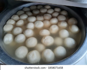 Different Types Of Sweets - Rasogolla Is One Of The Famous Sweets 