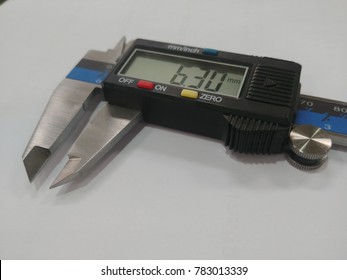 The digital vernier calipers