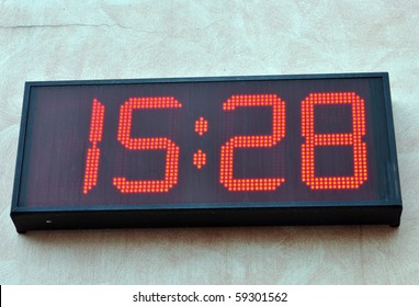 digital clock to mark the exact time and over time, through the display.