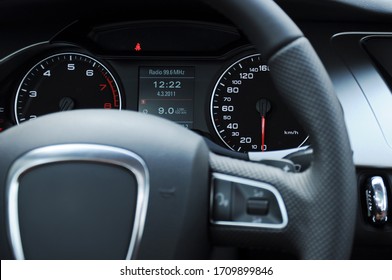 Digital dashboard, gear and steering in the cockpit